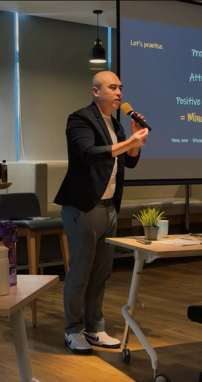 Zhi-Harn leading a mindfulness practice